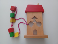Drvena didaktička igračka - Kućica provlaćilica