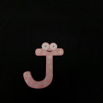 Drveno slovo s magnetom (za hladnjak) J