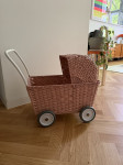 Olli Ella Strolley / pletena kolica za lutke – dusty pink
