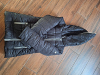 Nepropusna crna jakna sa kapuljačom