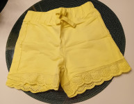 ŽUTE KRATKE HLAČE S ČIPKANIM DETALJIMA VEL 80 i VEL. 98 - NOVO