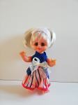 Retro lutka sa plavom kosom iz 1980. - tih godina
