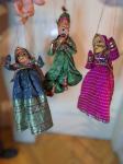 tri indijske marionete/lutke na koncu