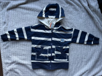 Prugasta majica na kopčanje s kapuljačom 98