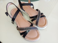 CRNE SANDALE BR. 35