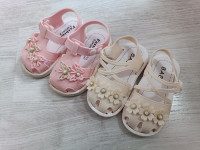 Lot dvoje sandala broj 23