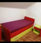 Dječji krevet, radni stol i noćni ormarić