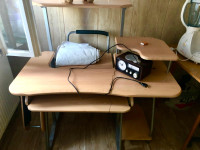 Pisaći stol sa puno polica i velikom radnom plohom