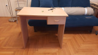 radni stolić i stol za računalo