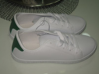 BIJELE TENISICE BR. 31,32,35 NOVO