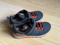 QUECHUA Dječje vodootporne cipele na čičak NH500 - sive