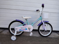 Dječji bicikl s pomoćnim kotačima