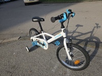 Dječji bicikl s pomoćnim kotačima