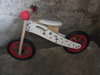 Prodajem novi dječji drveni bicikl