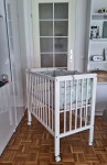 Kolijevka/pomocni krevet za bebe sa pripadajucim madracem i posteljino
