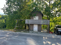 Dječja kućica za igranje sa spremištem i ljuljackom