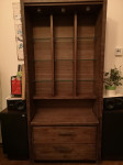 Drvena vitrina sa rasvjetom