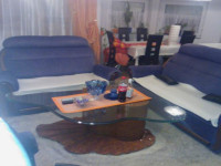 PREKRASAN STOL U OBLIKU ŠKOLJKE MAHAGONIJ DRVO & STAKLO 22mm DEBLJINE