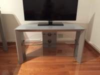 Stol za TV i komponente / Kombinacija drvo-staklo