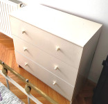 bijela komoda s tri ladice