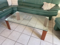 Moderan klub stolić – staklo i masivno drvo