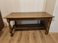 Prodaje se stol u odličnom stanju