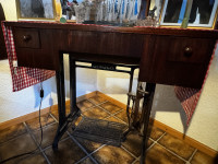 Starinski stol SINGER od drva / metala