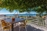 App 7+2 osoba sa pogledom na more 100 metara od plaže