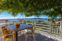 App 7+2 osoba sa pogledom na more 100 metara od plaže