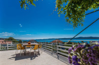 App 7+2 osoba sa pogledom na more 100 metara od plaže