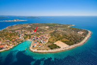 Kuća s 2 aparrmana i grijanim bazenom na 150m od mora