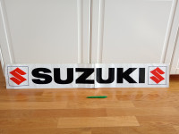 SUZUKI-VELIKA ORIGINALNA SAMOLJEPLJIVA NALJEPNICA 119cmx18cm