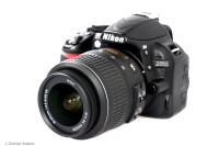 Nikon D3100 u kompletu s Nikkor 18-55 mm VR objektivom.