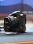 Nikon D5300 s AF-P Nikkor 18-55mm objektivom + 32GB SD + Battery Grip