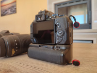 Nikon d5600 + grip + 2 baterije