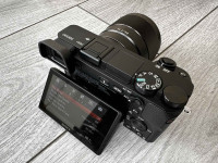Sony A6300 s objektivom Sony 28mm f/2.0 + dodatna oprema