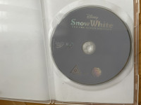 1.Disney film na DVD-u iz1937.: Snjeguljica i 7 patuljaka = Snow White