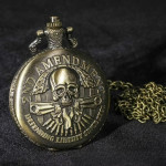 Steampunk džepni kvarcni sat s motivom lubanje i dva pištolja