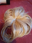 Blond umetak za kosu sa češljičima za volumen i frizuru sa šiškama