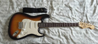 Squier by Fender Bullet Strat (Sunburst) + oprema