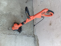Električni trimer za travu marke Black & Decker