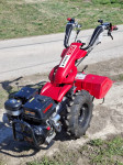 Motokultivator sa frezom i strižnom kosom