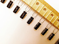 Kondenzator 3,3uF / 100V Elko radial