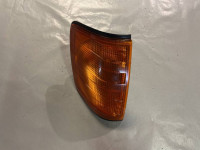 42704R6 - PREDNJI DESNI ŽMIGAVAC MERCEDES-BENZ E 200 D HELLA OEM