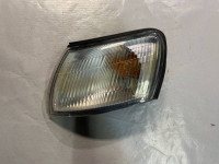 6607.602.1 - PREDNJI LIJEVI ŽMIGAVAC TOYOTA CARINA BIJELO SREBRN