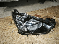 LAMPA FAR DESNA STRANA MAZDA 2 14- desni