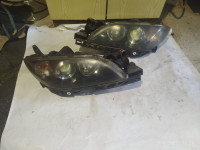 Mazd 3 sedan 1.6 di 2006 prednji farovi