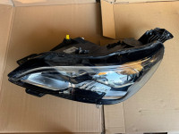 Peugeot 3008 lijevi far 9810478180