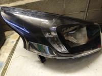 Prodajem prednji far za opel vivaro desni