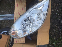 Renault Traffic 2012.godina prednje farove prodajem oštećene